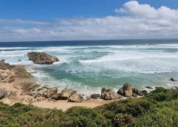 Beach House With Dstv & Wifi & Basic Housekeeping
